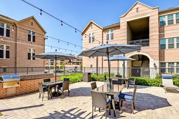 Outdoor Dining | Axis Kessler Park Apartments